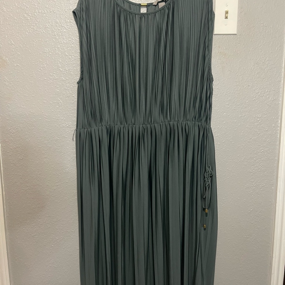 Elegant Green Sleeveless Dress